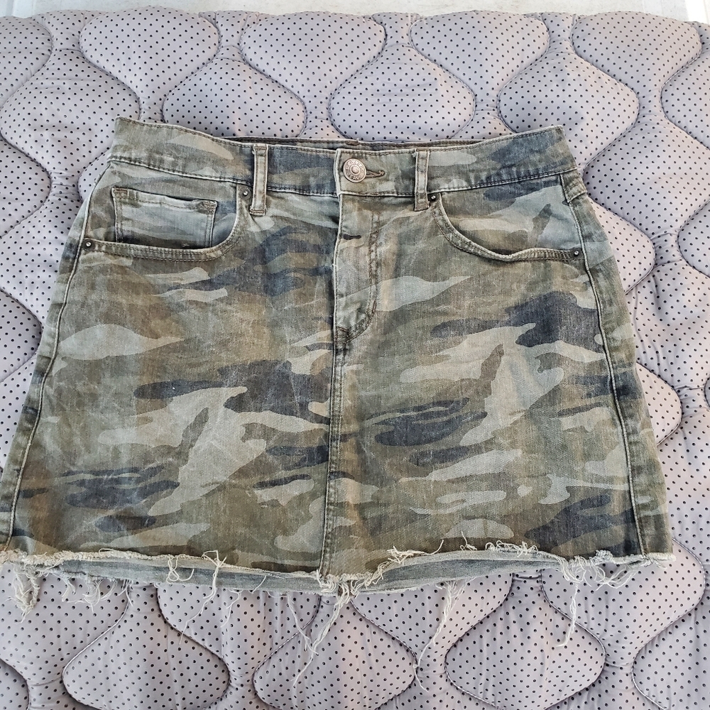 Express Camo Denim Mini Skirt (Size 4)